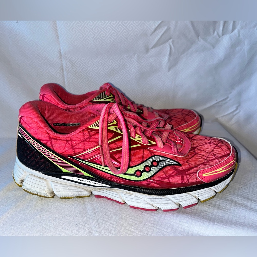 Women’s Saucony Breakthru Running Shoe, Pink Black Size 7